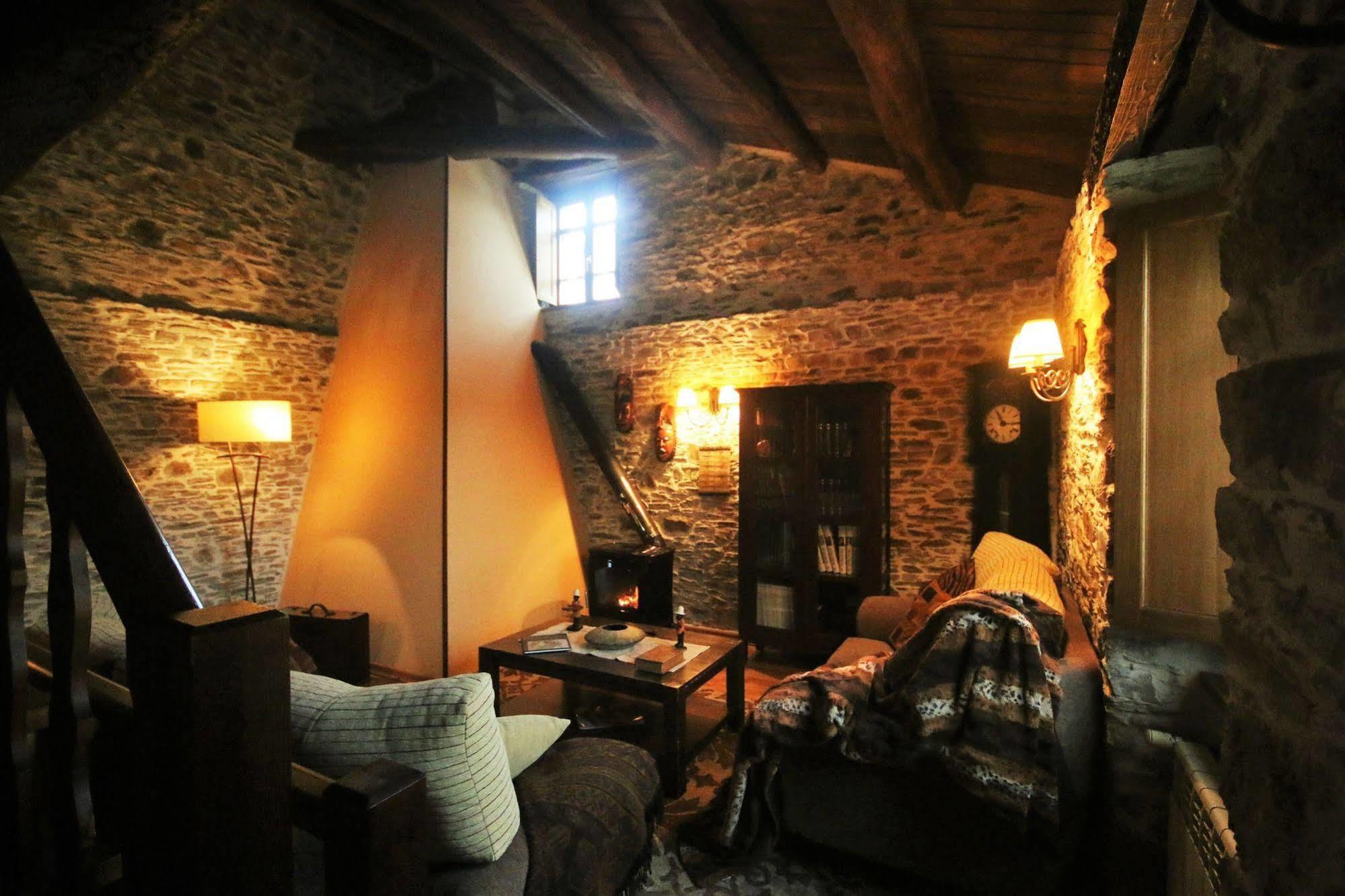 Os Tres Teixos Hotel Adelan ภายนอก รูปภาพ
