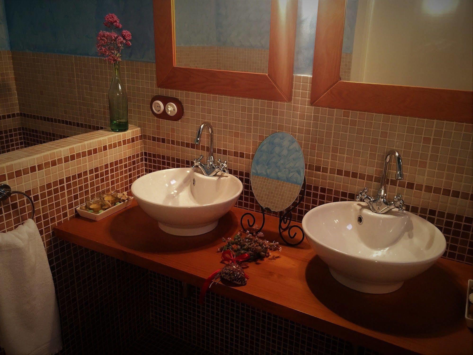 Os Tres Teixos Hotel Adelan ภายนอก รูปภาพ