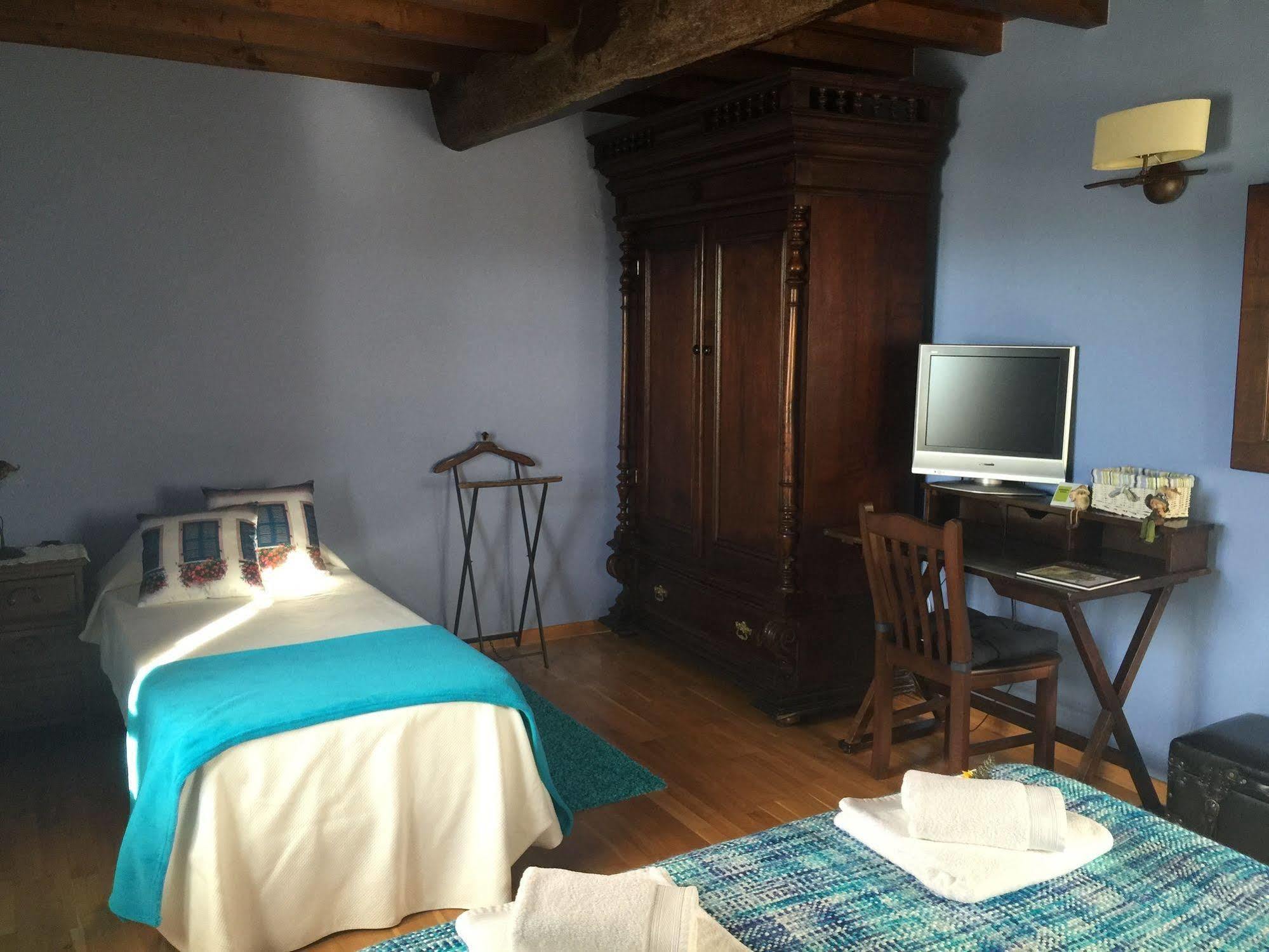 Os Tres Teixos Hotel Adelan ภายนอก รูปภาพ