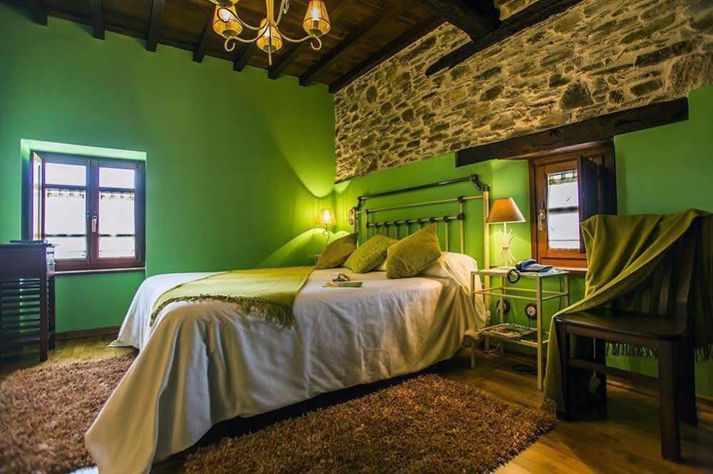 Os Tres Teixos Hotel Adelan ภายนอก รูปภาพ